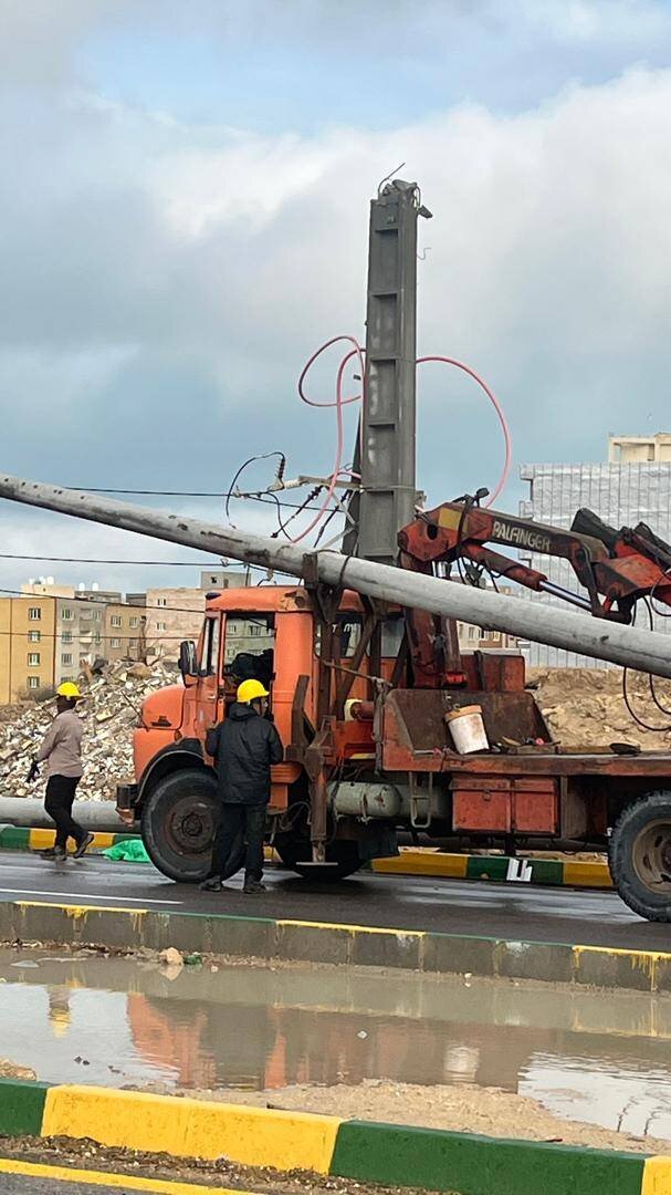 تازه‌ترین خبرها از ترمیم خسارت‌های سیل و طوفان به زیرساخت‌های برق هرمزگان 