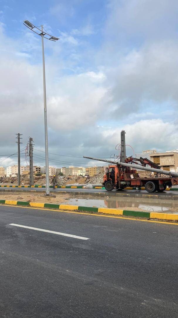 نیروهای فنی و عملیاتی صنعت برق هرمزگان در خط مقدم خدمات‌رسانی به مردم برای رفع خاموشی‌های ناشی از وقوع سیل و طوفان