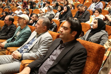 تقدیر از مدیرعامل توزیع برق سمنان در مراسم اختتامیه جشنواره قصه‌گویی