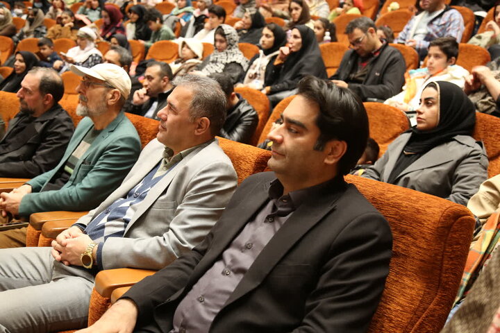 تقدیر از مدیرعامل توزیع برق سمنان در مراسم اختتامیه جشنواره قصه‌گویی