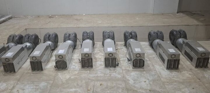 کشف و ضبط ۱۸ دستگاه ماینر غیرمجاز در ۲ مرکز تجاری قم