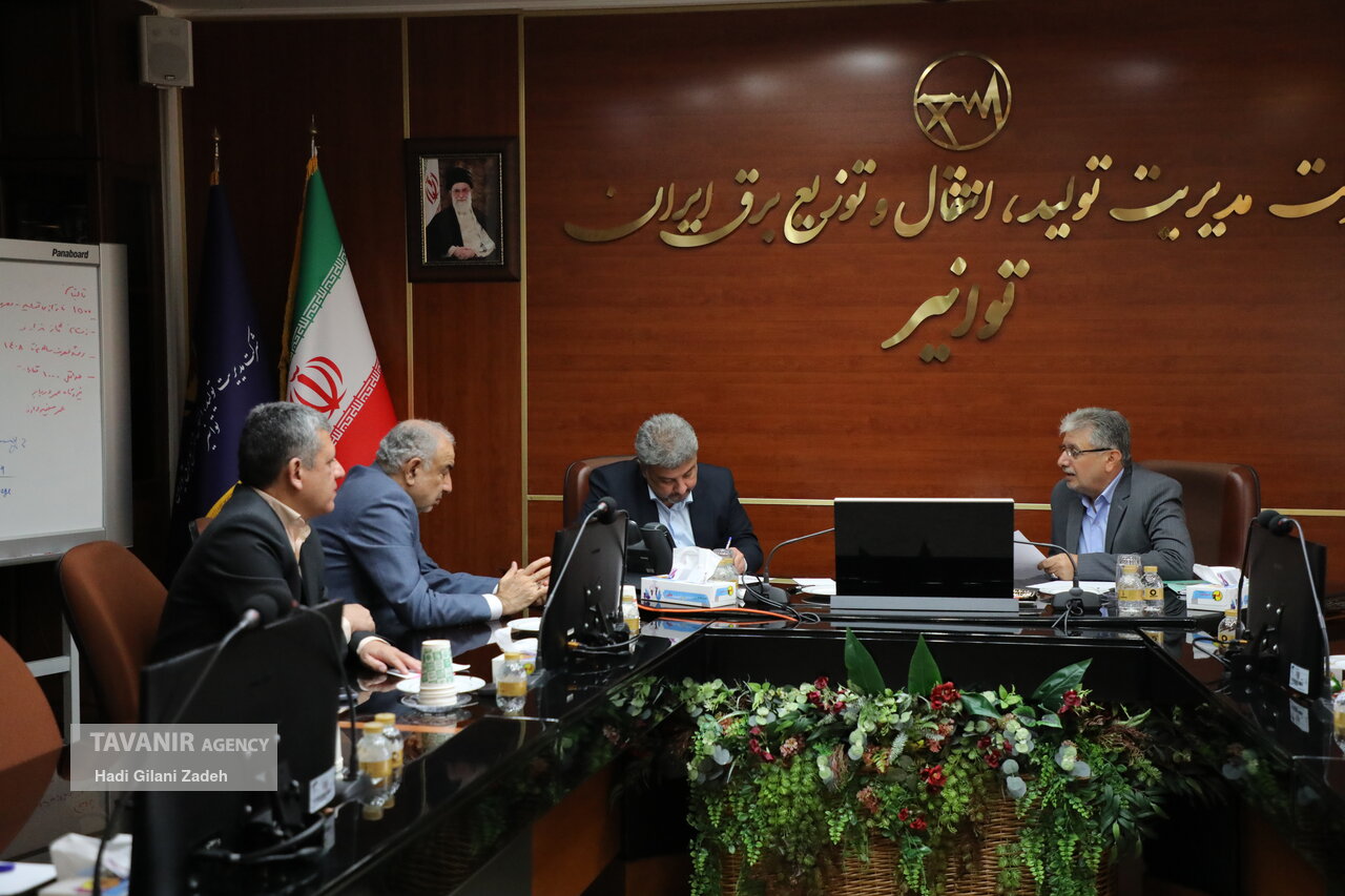 نشستهای جداگانه ۱۱ نماینده مجلس با مدیرعامل توانیر