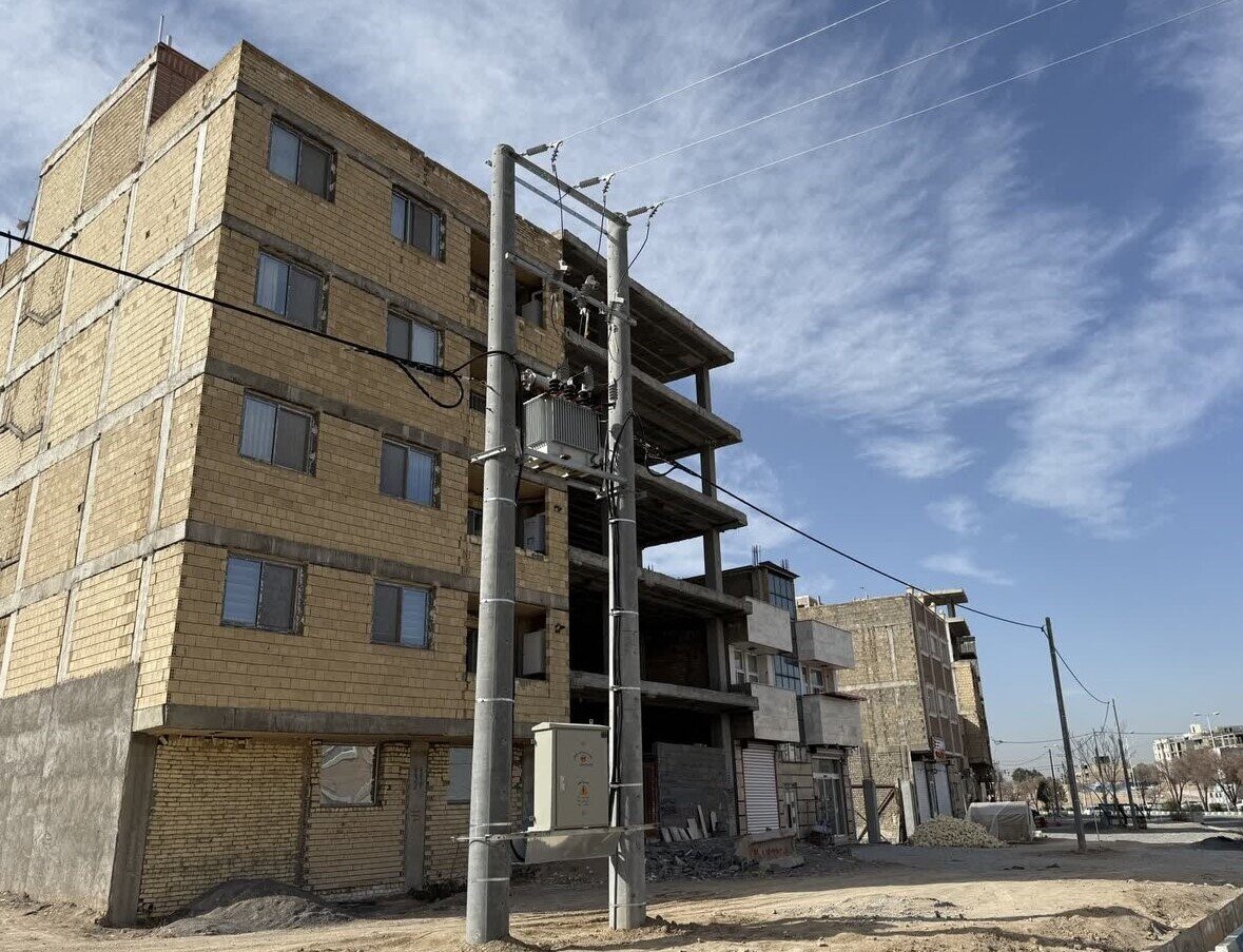 اجرای طرح رفع ضعف ولتاژ در شهرستان مبارکه