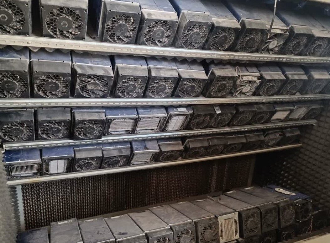 کشف و جمع‌آوری ۲۲۵ دستگاه ماینر غیرمجاز در سلفچگان قم