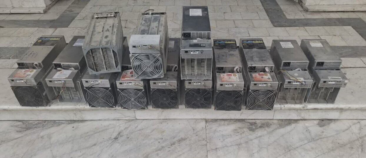 کشف و ضبط ۱۳ دستگاه ماینر غیرمجاز از یک واحد مسکونی در قم