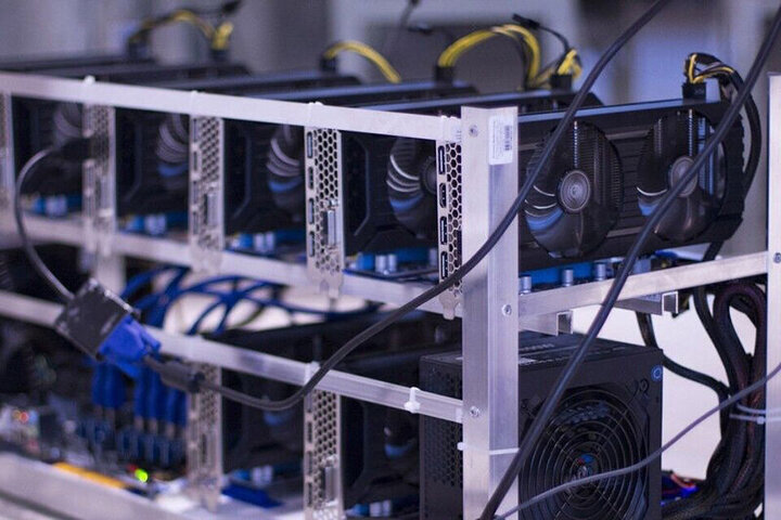 کشف و ضبط ۸۵ دستگاه ماینر غیرمجاز در دو واحد گلخانه‌ای و دامداری شهرستان فریمان