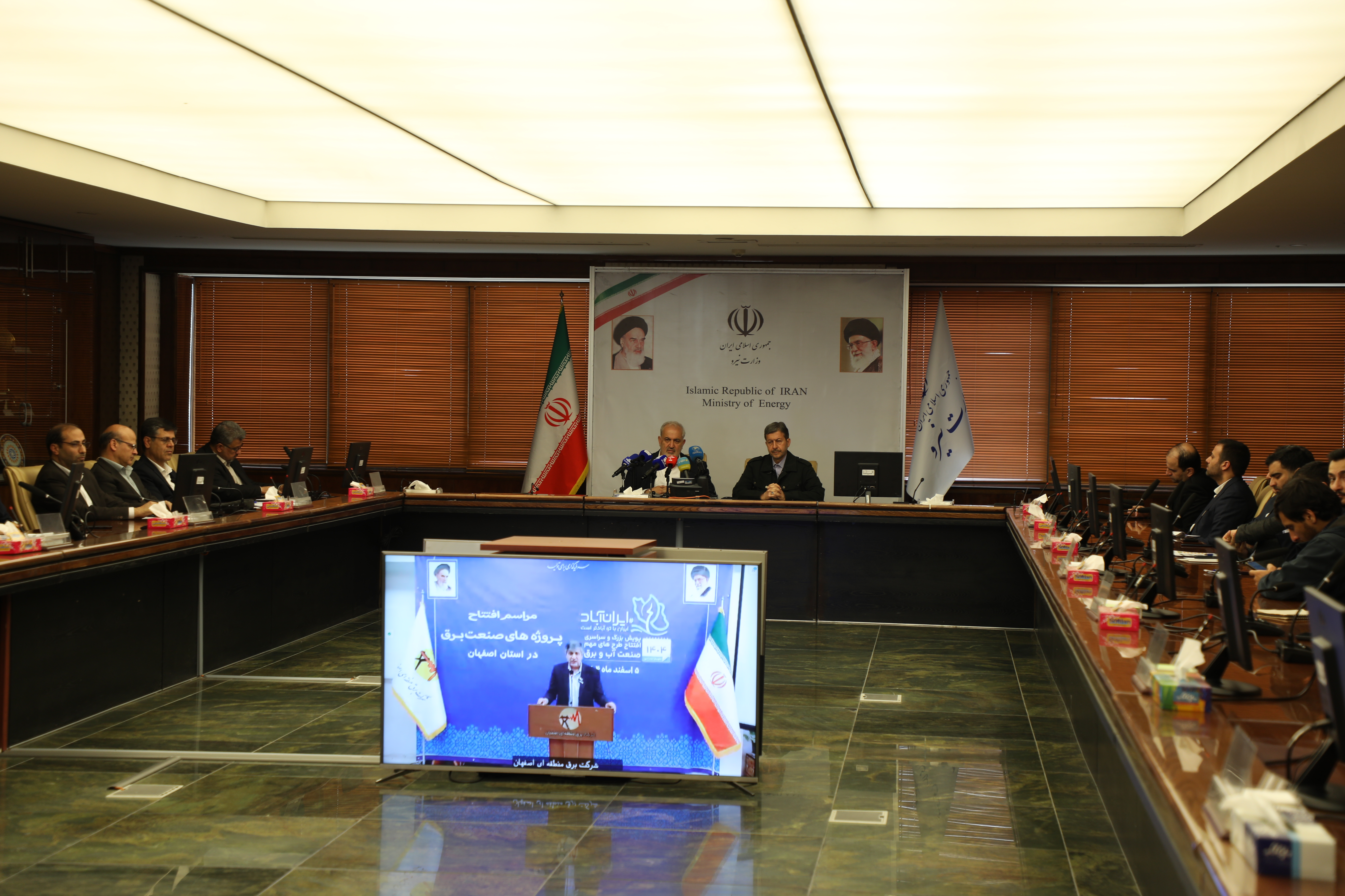 احداث ۲۶۸ کیلومتر خطوط انتقال و فوق‌توزیع برق در اصفهان