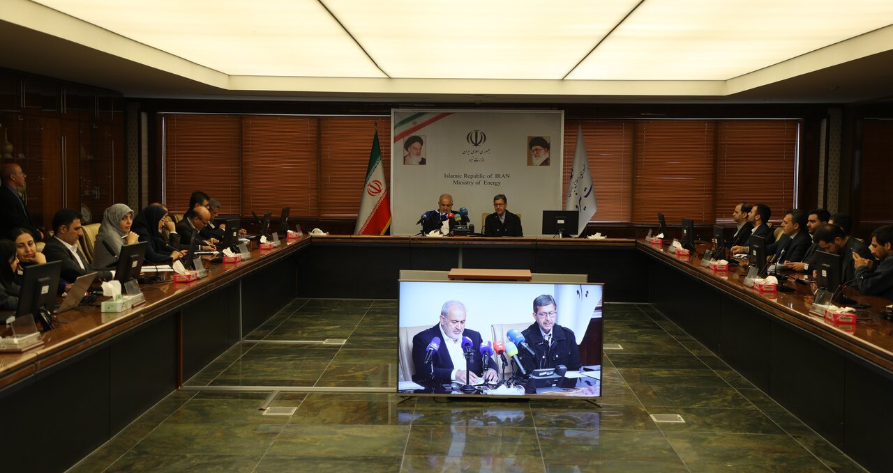 احداث ۲۶۸ کیلومتر خطوط انتقال و فوق‌توزیع برق در اصفهان