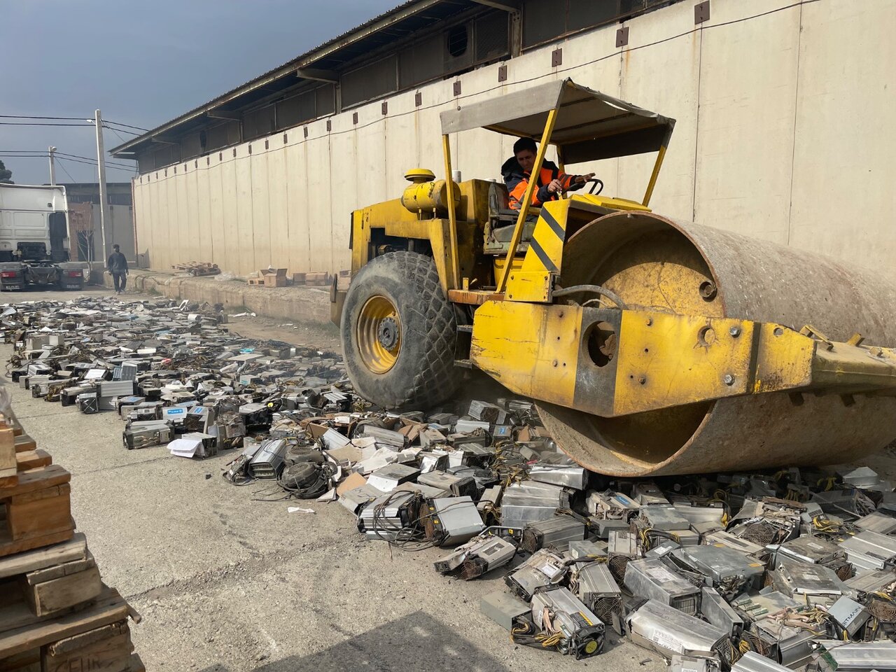 امحای ۳۲۰۰ دستگاه ماینر غیرمجاز در استان البرز؛ بازگشت قطعات قابل استفاده به چرخه تولید