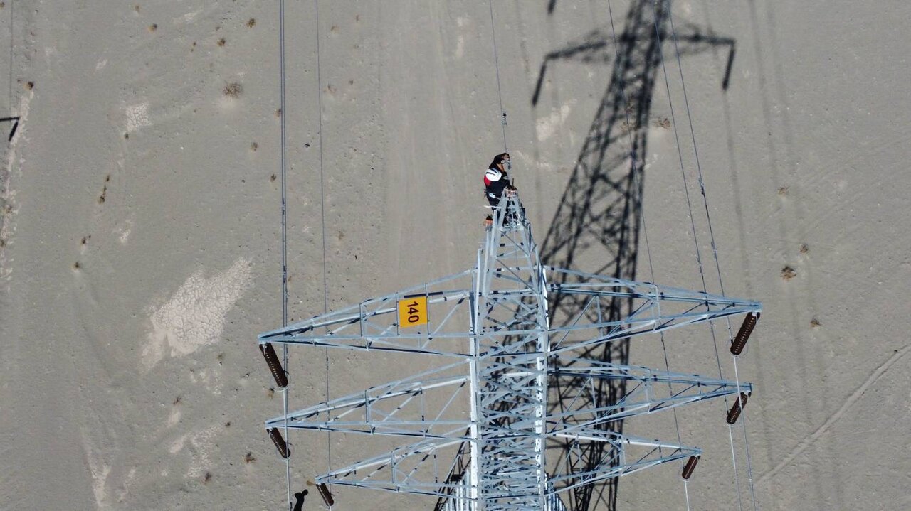 طرح راهبردی خط انتقال ۲۳۰ کیلوولت ایرانشهر–مهرستان برق‌دار شد